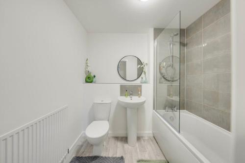 een badkamer met een toilet, een wastafel en een douche bij Fortified Two Bedroom Home - Bristol in Whitchurch