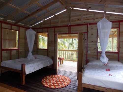 Кровать или кровати в номере Roots Jungle Retreat