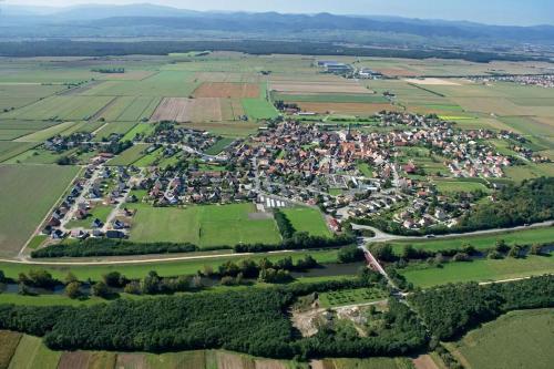 uma vista aérea de uma aldeia num campo em Chambre de charme chez l'habitant à la campagne em Niederhergheim