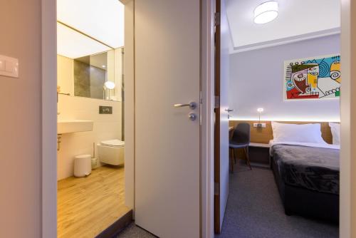 Zimmer mit einem Bett und einem Bad in der Unterkunft LOCATION in Sofia