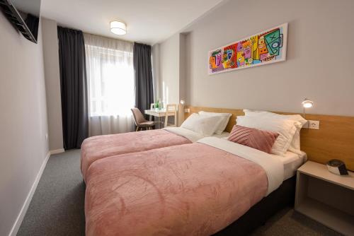 ein Hotelzimmer mit einem großen Bett in der Unterkunft LOCATION in Sofia