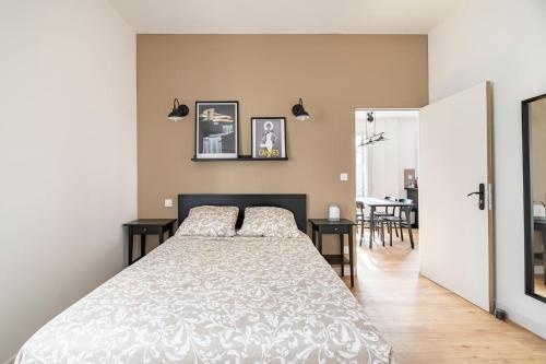 une chambre avec un lit et une salle à manger dans l'établissement les LOFTS de SAINT CLAIR Un balcon à TOULON CENTRE VILLE, marché provençal, 4CH avec bureau et connexions WIFI haut débit, CLIM, 5 smart TV, 2 salles d'eau, 2WC, 8 PAX max, tout à pied, à Toulon