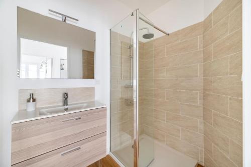 uma casa de banho com um chuveiro e um lavatório. em les LOFTS de Saint Clair Un balcon à Toulon LOFT 4CH CLIM 8 PAX MAX em Toulon