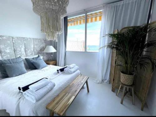 1 dormitorio con 1 cama grande y toallas. en Beach Front Apartment en Gibraltar