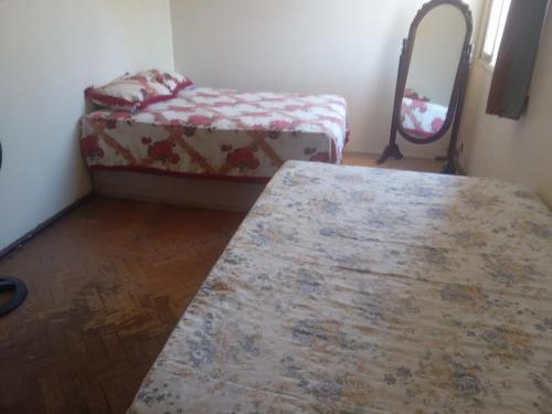 En eller flere senge i et værelse på Hostel Leonardo cinco estrelas