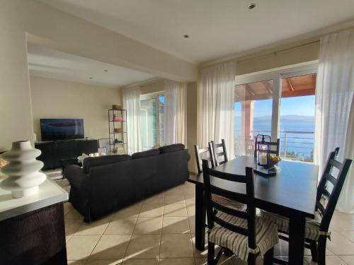 Coin salon dans l'établissement Barbati Sunrise Suite