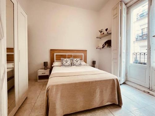 1 dormitorio con cama y ventana grande en Alojamiento en Centro de Madrid, en Madrid