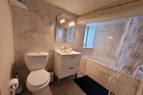 uma casa de banho com um WC, um lavatório e uma banheira em Gite Douar Armor le 28 em Dinan