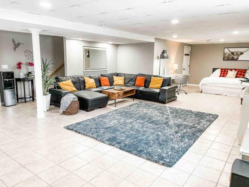 un soggiorno con un divano e un letto di La Casita a Freeport