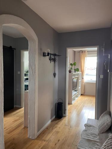 - un salon avec une arche menant à une chambre dans l'établissement Gîte de la Niederau, à Colmar