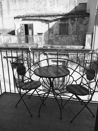 a table and four chairs sitting on a balcony at sciuliddA Casa Vacanze in Avola