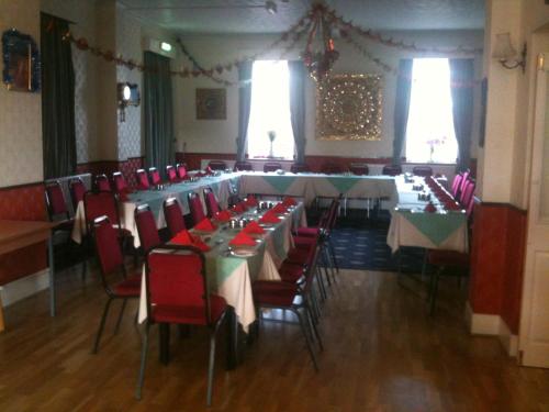 A restaurant or other place to eat at Hotel Victoria 