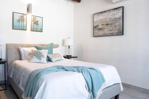 een slaapkamer met een bed met een blauwe deken erop bij Modern PH Apt with Amazing View in Old San Juan 65 Fort 9 in San Juan