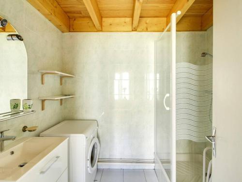 La salle de bains est pourvue d'un lave-linge et d'une douche. dans l'établissement Duplex cosy 4 pers au centre de Cauterets, proche télécabine, skis et commerces - FR-1-401-27, à Cauterets