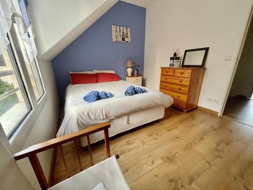 een slaapkamer met een bed en een blauwe muur bij Paris & Versailles at your feet! Shared room in nice house in Meudon