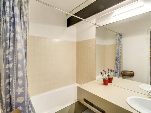 a bathroom with a sink and a mirror at Appartement 6 pers., 1 ch. avec balcon. 100m des pistes! - FR-1-404-122 in La Mongie