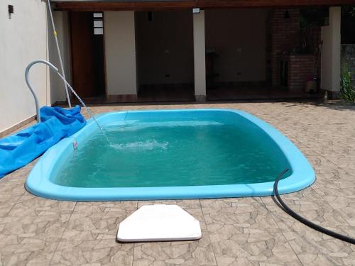 una piscina de agua con una manguera en un patio en Chacara São Pedro, en Socorro