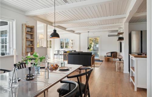 Un lugar para sentarse en Beautiful Home In Samsø With Wifi
