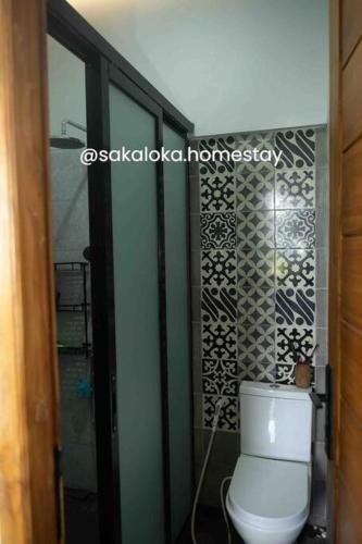 - Baño con aseo en una habitación en SakaLoka Villa - Banguntapan Yogyakarta, en Yogyakarta