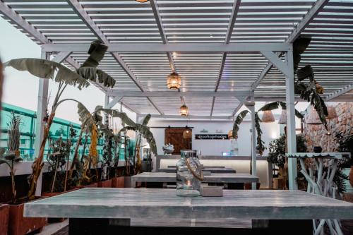 stół w pokoju ze stołami i roślinami w obiekcie Hotel Parthenon Rodos city w mieście Rodos