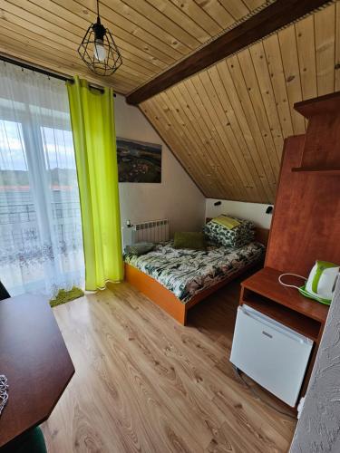 Pokój z łóżkiem z zielonymi zasłonami w obiekcie Pokoje u Joli Polańczyk w Polańczyku