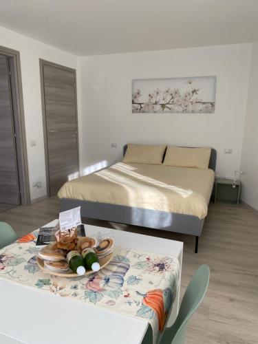 una habitación con 2 camas y una mesa con un plato de comida en Affittacamere Al Vicolo, en San Bernardo