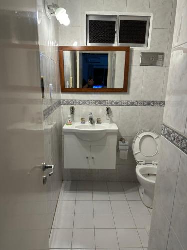 y baño con lavabo y aseo. en Departamento tipo Loft en Balvanera en Buenos Aires