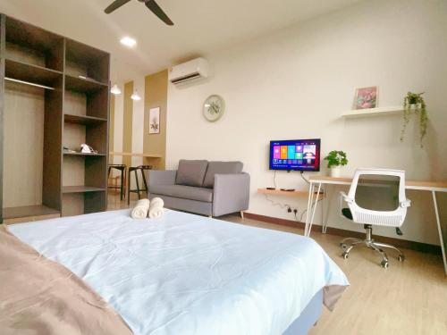 Μια τηλεόραση ή/και κέντρο ψυχαγωγίας στο GYDEN STAYCATION #Green Haven near Senibong&Regency