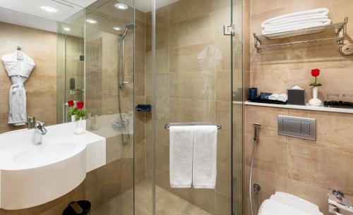 La salle de bains est pourvue d'un lavabo et d'une douche. dans l'établissement فندق جايدن-Jayden Hotel, à Médine