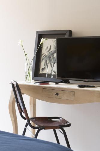 una scrivania con monitor e sedia di The Conica Deluxe Bed&Breakfast a Barcellona