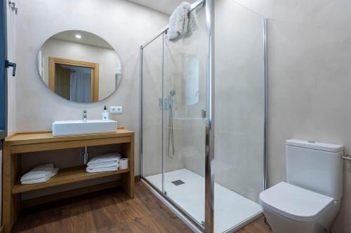 Un baño con ducha, inodoro y lavabo. en Casa Maristany, en Camprodon
