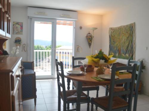 une cuisine et une salle à manger avec une table et des chaises dans l'établissement Appartement à Fréjus avec terrasse et ménage inclus - FR-1-226A-66, à Fréjus
