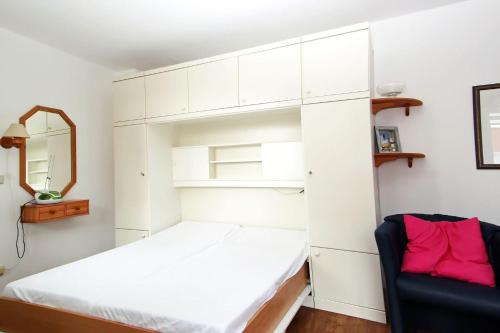 ヘルヌムにあるAppartment Mockerのベッドルーム1室(ベッド1台、鏡、椅子付)