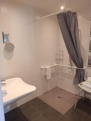 Bilik mandi di Hôtel Résidence Bergara