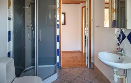uma casa de banho com um chuveiro, um lavatório e um WC. em Beautiful Home In Kpingsvik With Sauna, Wifi And Indoor Swimming Pool em Grönskog