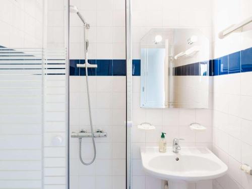 une salle de bain blanche avec un lavabo et une douche dans l'établissement Charmant pavillon 3 pièces à Narbonne-Plage, grande terrasse, parking, WIFI, 4 pers, plage à proximité - FR-1-409-96, à Narbonne-Plage