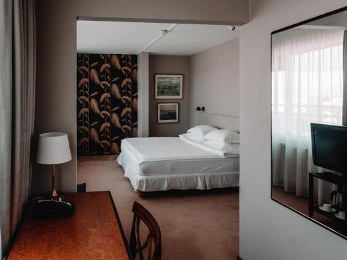 una camera d'albergo con letto e TV di Hotel Holt - The Art Hotel a Reykjavik