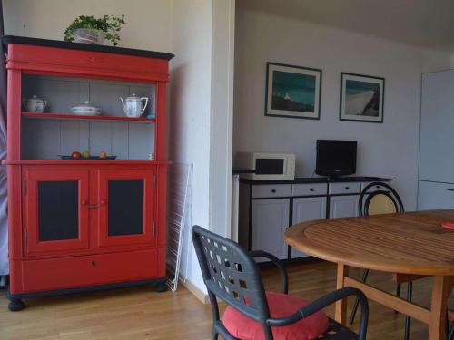 une armoire rouge dans une cuisine avec une table dans l'établissement Appartement T2 climatisé avec parking proche mer - FR-1-225C-6, à Banyuls-sur-Mer