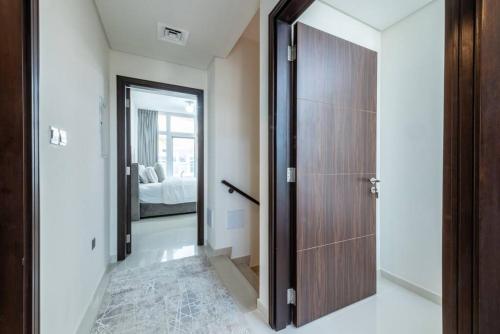 korytarz z drzwiami prowadzącymi do sypialni w obiekcie Amal villa by escape time w Dubaju