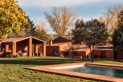 Matarrubia的住宿－Finca La Cruz de Piedra，庭院中带游泳池的房子