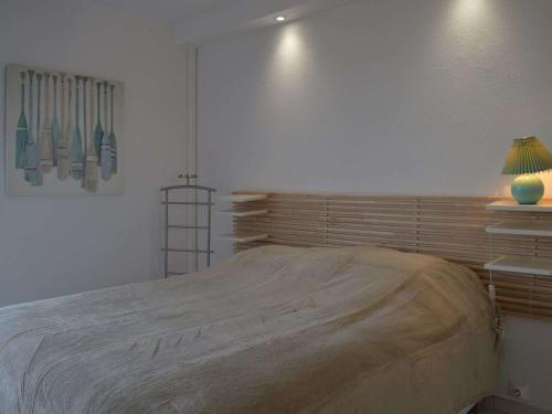 une chambre avec un grand lit et une lampe dans l'établissement Appartement 3 pièces rénové, 6 couchages, au cœur de Banyuls-sur-Mer - FR-1-225C-49, à Banyuls-sur-Mer