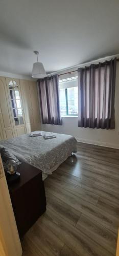 1 dormitorio con 1 cama y suelo de madera en Exchange Suites by Trinity, en Dublín