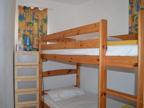 une chambre avec deux lits superposés dans l'établissement Appart T1 à 250m Plage, Clim, Wifi, Parking, Centre Banyuls - FR-1-225C-75, à Banyuls-sur-Mer