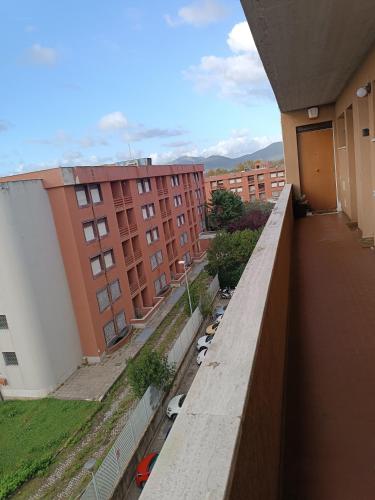 uma vista para um edifício a partir da varanda de um edifício em la casina accogliente em Pisa
