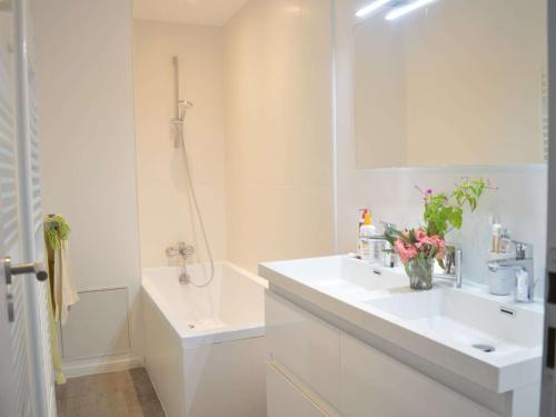 a white bathroom with a sink and a mirror at Appartement Banyuls-sur-Mer, 3 pièces, 5 personnes - FR-1-225C-77 in Banyuls-sur-Mer