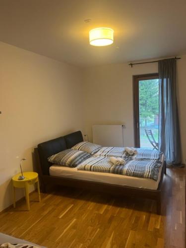 Ένα ή περισσότερα κρεβάτια σε δωμάτιο στο Apartmán Medvědín