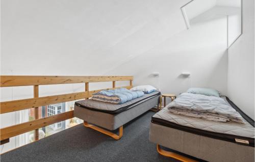 Cette chambre dispose de 2 lits et d'un balcon. dans l'établissement Beautiful Apartment In Fan With Kitchen, à Fanø