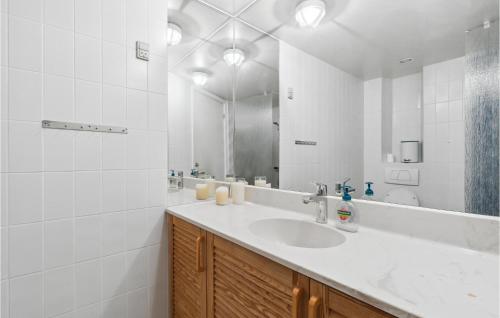 La salle de bains est pourvue d'un lavabo et d'un miroir. dans l'établissement Beautiful Apartment In Fan With Kitchen, à Fanø
