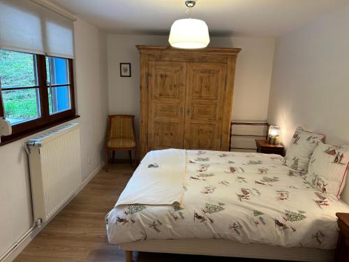 a bedroom with a bed and a large window at L'atelier du gîte bleu in Willgottheim