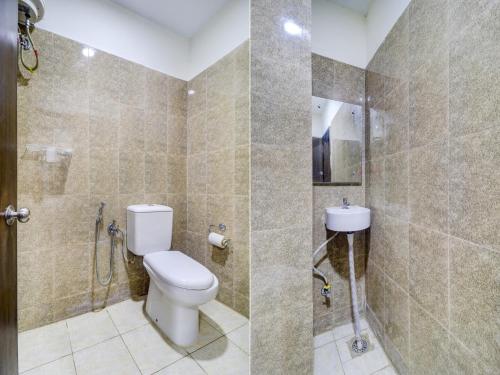 海得拉巴的住宿－Hotel Jkc Grand，浴室配有卫生间、淋浴和盥洗盆。